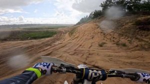 Husqvarna Tc250. Песчаный карьер в сильный дождь на мотоцикле