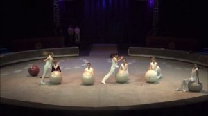 акробатика на мячах " игра в бильярд"