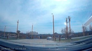 Как правильно проезжать через переезд без шлагбаума?