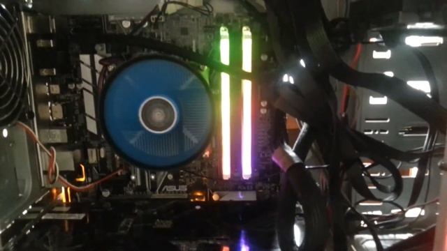 Демонстрация RGB-подсветки GEIL DDR4 RAM