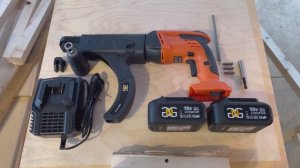 Шуруповерт с насадкой для автоматической подачи саморезов GNB55