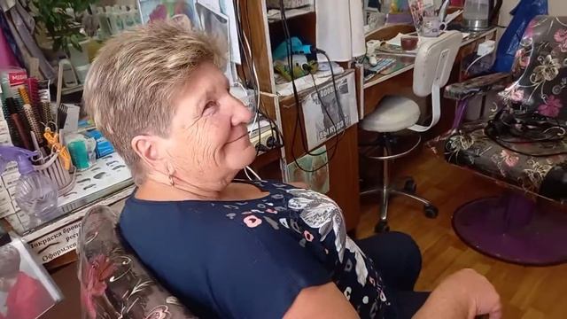 Постриглись средней длины стрижку, волосы наверх.