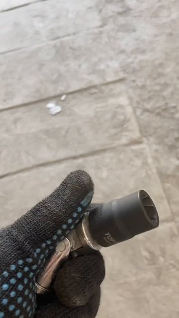 Как открутить слизаную сорванную гайку смотреть онлайн