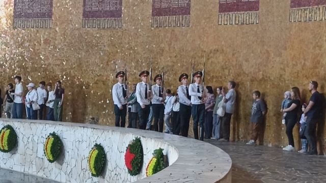 Смена Почётного Караула на Мамаевом Кургане, Волгогра смотреть онлайн
