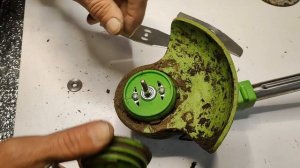 Аккумуляторный триммер - первая замена ножа, первый косяк и как лечится.