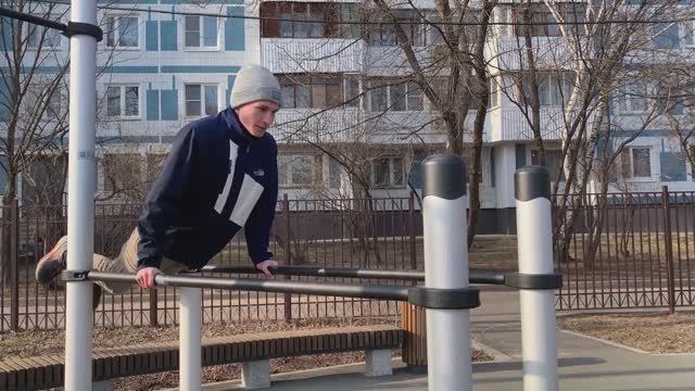 Кросс-тренинг для бегунов на длинные дистанции || Упражнение на параллельных брусьях :) смотреть онлайн