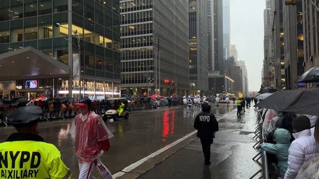 THANKSGIVING DAY MACY’S PARADE 2024 - ЛУЧШИЙ ВИД НА ПАРАД В НЬЮ-ЙОРКЕ #m смотреть онлайн