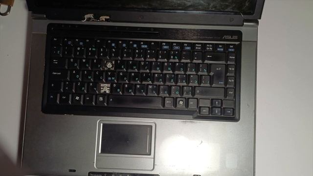 Как снять клавиатуру на старом ноутбуке?