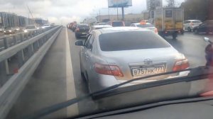 Водитель не пропускает скорую помощь. Разговор по мужски.