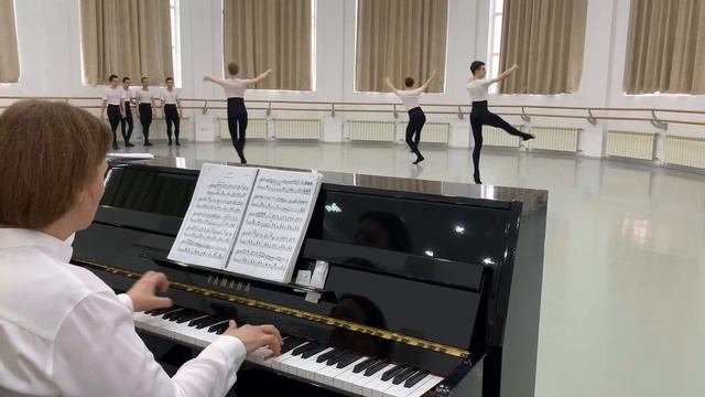 Гранд батман жете на середине зала