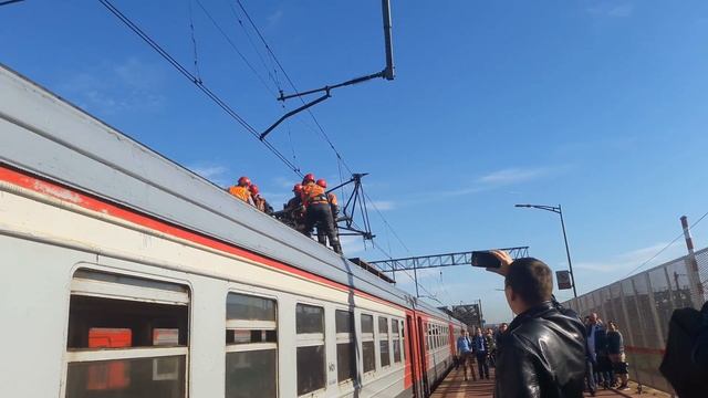 У электрички отвалился пантограф смотреть онлайн