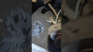 Как снять передний правый привод на ниве. (злой болт)