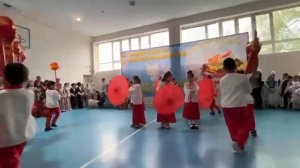Китайский танец с зонтиками и драконом Chinese dance