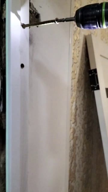 Скрытый монтаж короба с помощью монтажного шурупа. Ла? смотреть онлайн