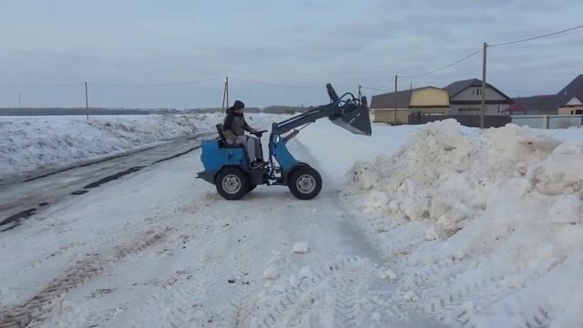 Мини погрузчик с челюстным ковшом. смотреть онлайн