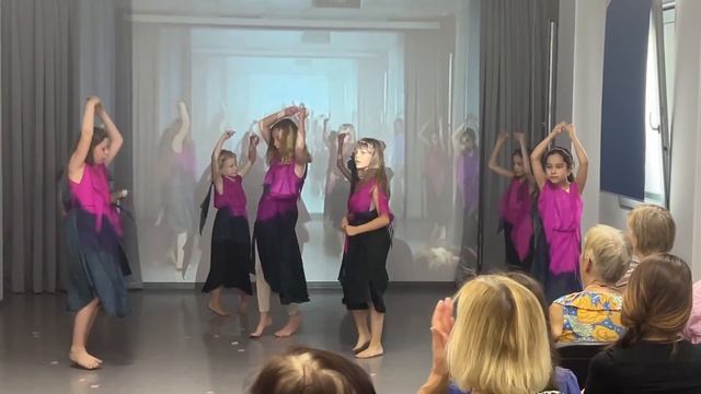 Танец с лепестками роз 2024