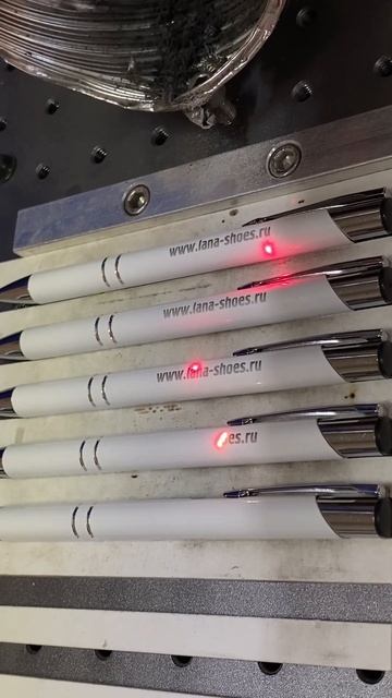 Гравировка логотипа на ручках #shortsvideo #лазернаягравир? смотреть онлайн