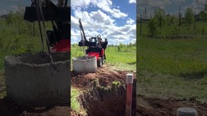 Установка бетонных колец крановой навеской и погрузчиком АТ-350М Часть 2 #кессон #atomtechnics #дача