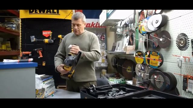 Акумуляторна болгарка DeWALT DCG460 смотреть онлайн