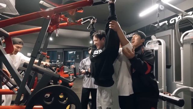 [Русская озвучка Kadza] С тренерами из JYP... | GYM JONG KOOK смотреть онлайн