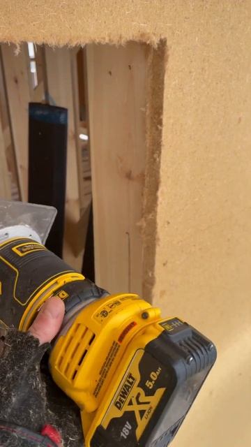 Аккумуляторный фрезер DCW604N #строительство #строим_дом смотреть онлайн