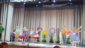 ТАНЕЦ ГРУППЫ КАРАМЕЛЬКИ  в ДК 01.06.2025 года.(крупнее)