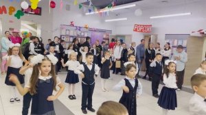 Красивый детский танец «Учат в школе» Праздник День уч?