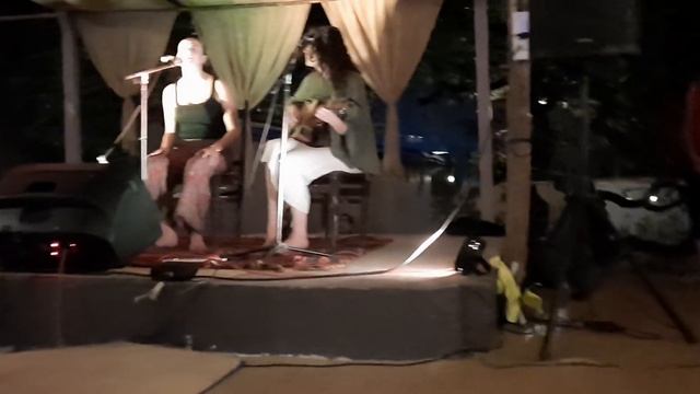 С вами Мария Карпинская. Арамболь. Свободный микрофон. Две девушки выступают. Чувствую себя как дом