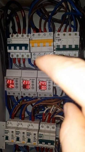 Разное напряжение⚡ на фазах. Подпишись и перешли #эле? смотреть онлайн