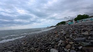 Галечный пляж Чёрного моря в Сочи 🌊