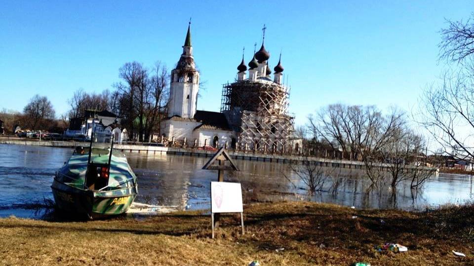 Разлив на реке Теза. Храм в поселке Холуй, вид с воды.