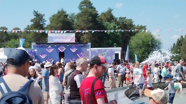 Купание в фонтане. Челябинск, парк культуры имени Гагарина. смотреть онлайн