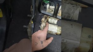 Бензопила stihl 180, бежит масло из под глушителя.