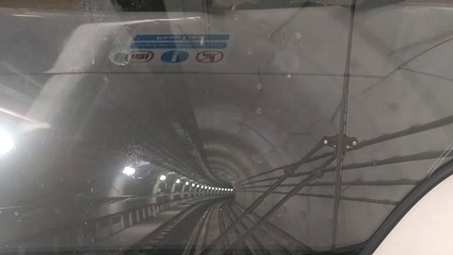 Метро в Дохе, вид через лобовое стекло поезда смотреть онлайн