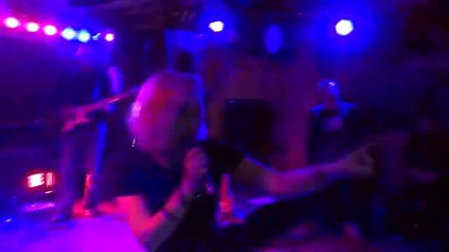 Song 2 (cover) Видео от зрителя в зале. смотреть онлайн