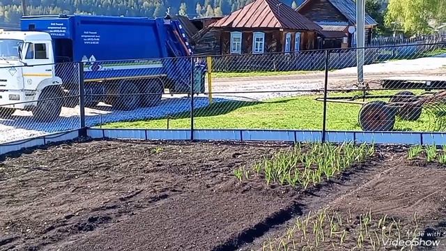 МУСОРОВОЗ ВЫГРУЖАЕТ МУСОРНЫЙ БАК 🤟💪🔥😎