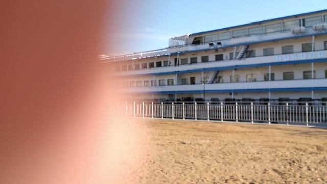 Белый параход и мой палец смотреть онлайн