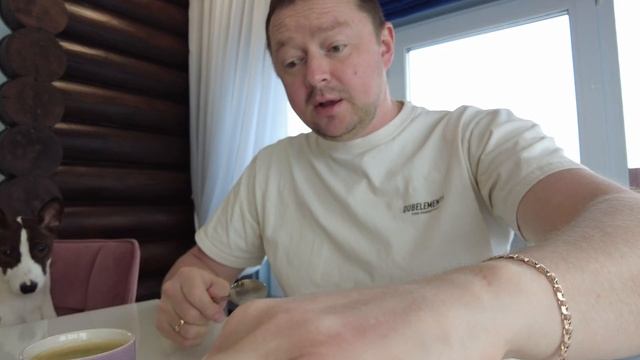 Едим блинчики с икрой