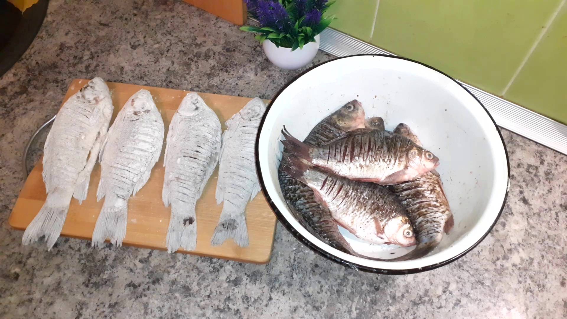 Как быстро пожарить рыбу что бы было вкусно и без мелких костей. Жареные караси. смотреть онлайн