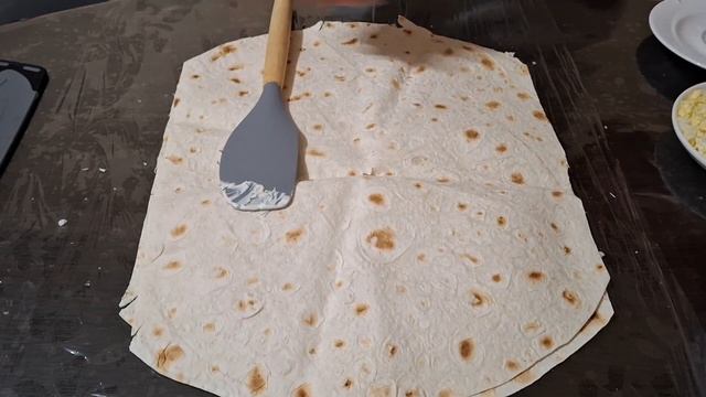 Краб таяқшасы мен лаваштан дәмді закуска жасау рецепт