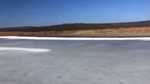 С мопедом на замерзшее озеро🥶 смотреть онлайн