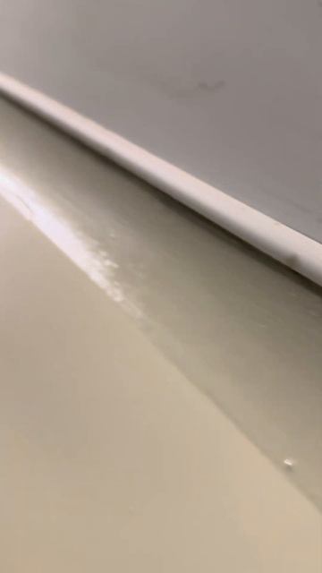 Устройство полимерных полов с монтажом полимерного плинтуса в техническом коридоре. смотреть онлайн