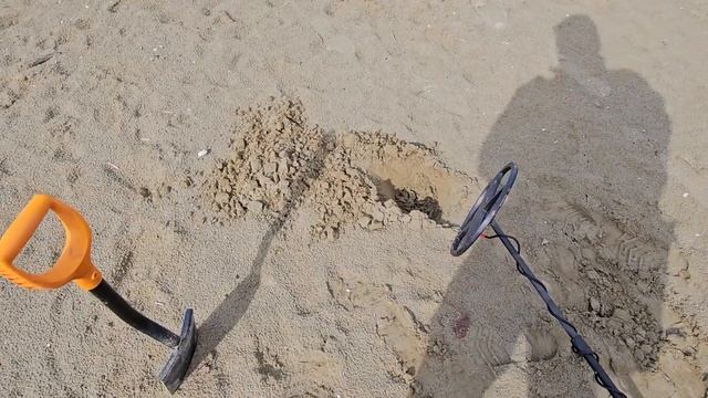 Копаем на пляже 🌴 в Италии. смотреть онлайн