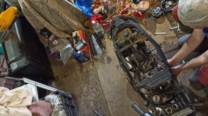 Ремонт Honda Dio AF-34 Белая Часть 5 - снимаем мотор