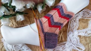 Носочки из остатков пряжи, узор Миссони, самые маленькие моточки пойдут в дело.