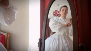 Наряд барышни на прогулку в эпоху кринолинов