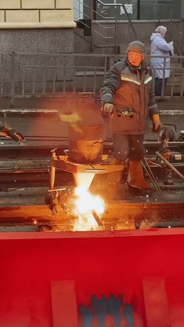 Очень залипательный процесс сварки рельсов смотреть онлайн