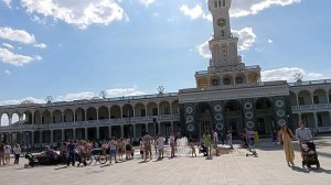 Северный речной вокзал Москва. Здание вокзала в виде парахода, с фонтанами