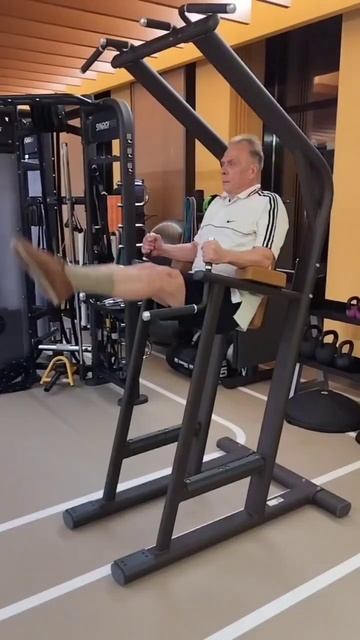 Упражнения для укрепления мышц плечевого пояса. Выпол смотреть онлайн