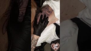 процесс нанесения тату